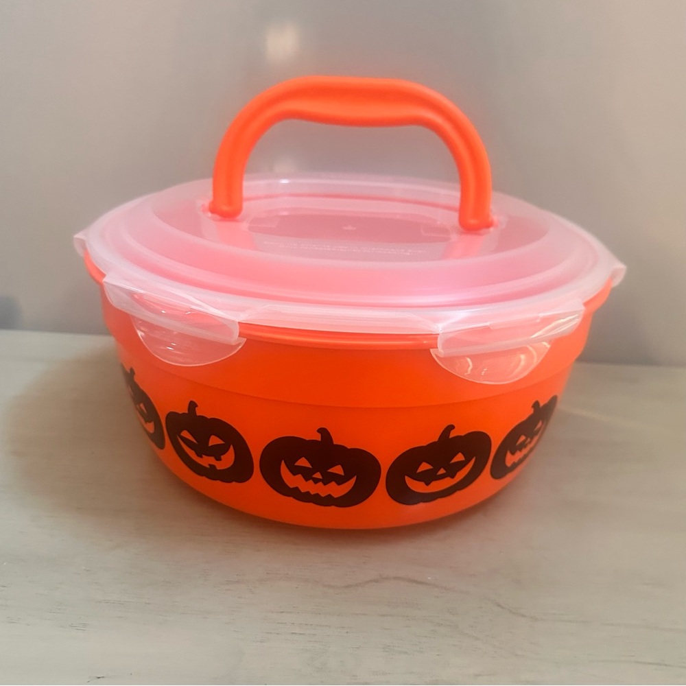 The Lock n Lock Food Storage Container Larg Bowl Handle Halloween Jack-o-Lantern